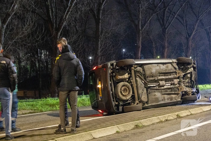 Automobilist ramt lantaarnpaal en belandt op zijkant