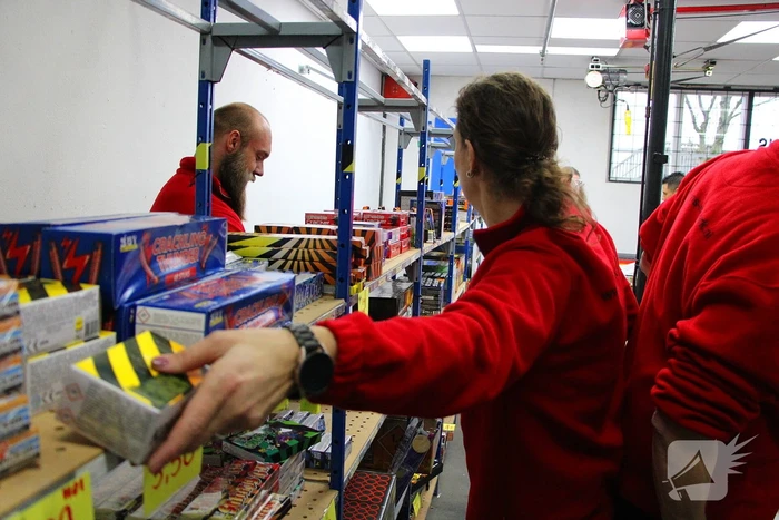 Drukte bij verkoop vuurwerk op oudjaarsdag
