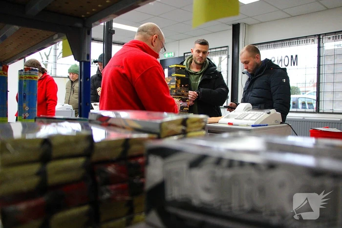 Drukte bij verkoop vuurwerk op oudjaarsdag