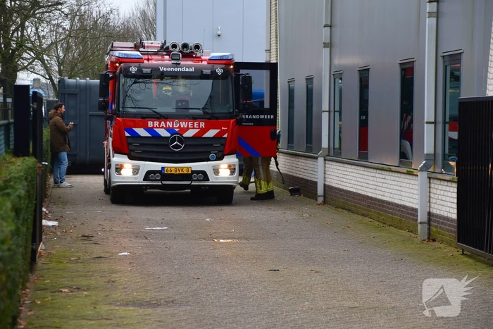Brandweer blust brandende container