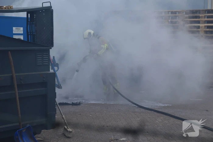 Brandweer blust brandende container