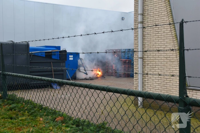 Brandweer blust brandende container