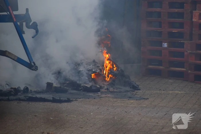 Brandweer blust brandende container