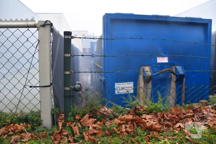 Brandweer blust brandende container