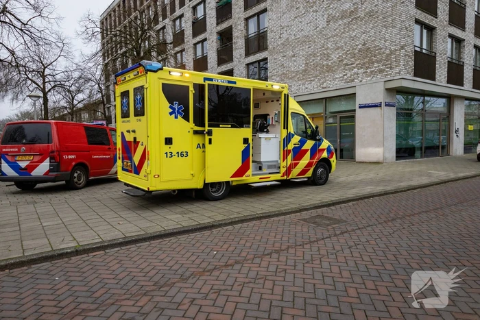 Persoon ademt rook in bij keukenbrand