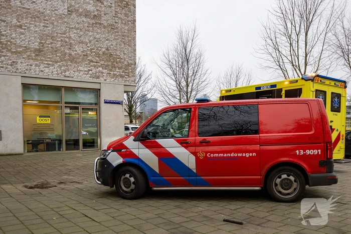 Persoon ademt rook in bij keukenbrand
