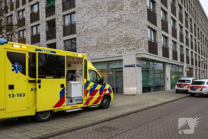 Persoon ademt rook in bij keukenbrand