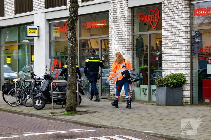 Persoon ademt rook in bij keukenbrand