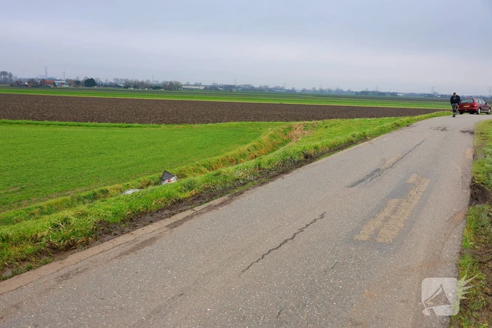 Vaten met gevaarlijke stoffen gevonden in sloot