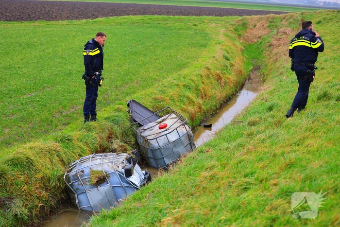 Vaten met gevaarlijke stoffen gevonden in sloot