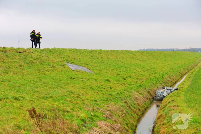 Vaten met gevaarlijke stoffen gevonden in sloot