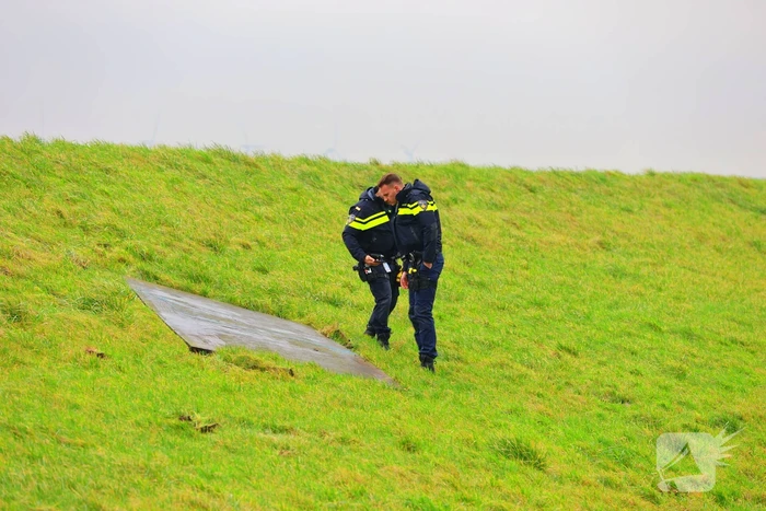 Vaten met gevaarlijke stoffen gevonden in sloot