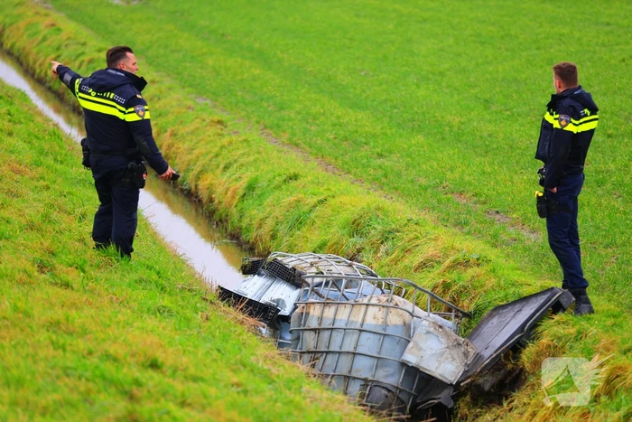 Vaten met gevaarlijke stoffen gevonden in sloot