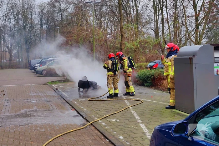 Brand in container in container ruimte van flatgebouw