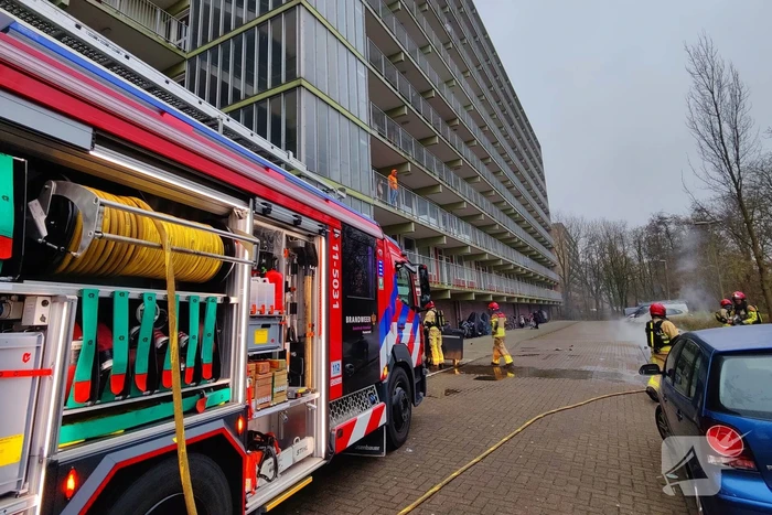 Brand in container in container ruimte van flatgebouw