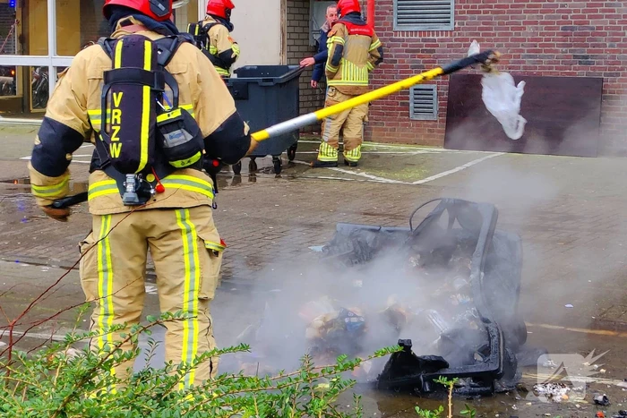 Brand in container in container ruimte van flatgebouw