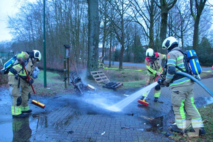 Scooter en pallets vatten vlam