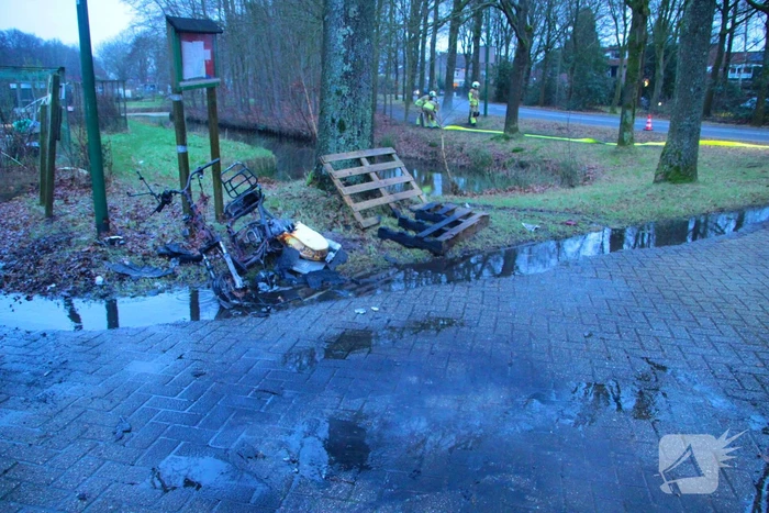 Scooter en pallets vatten vlam