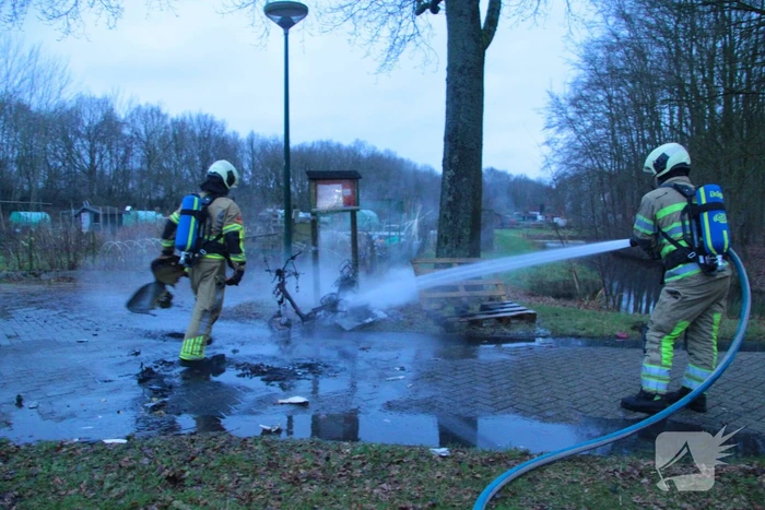 Scooter en pallets vatten vlam