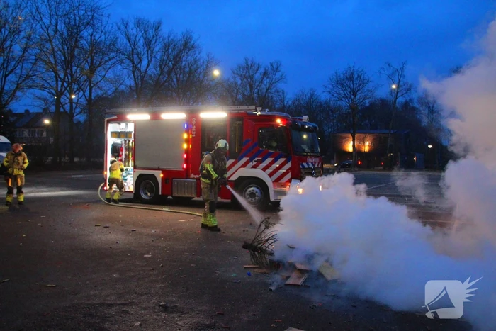 Afvalbrand op parkeerterrein snel geblust