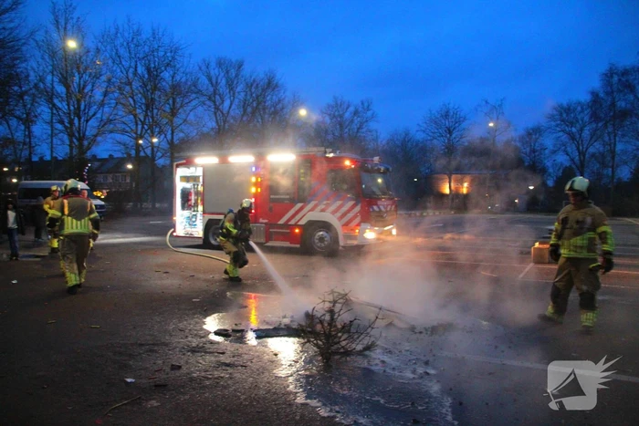 Afvalbrand op parkeerterrein snel geblust