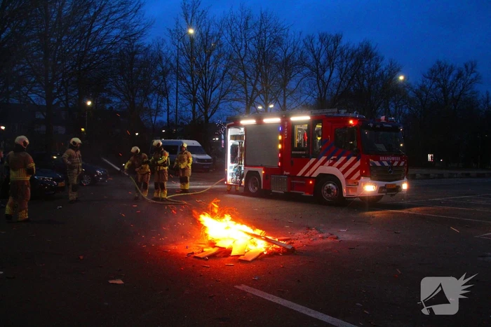 Afvalbrand op parkeerterrein snel geblust