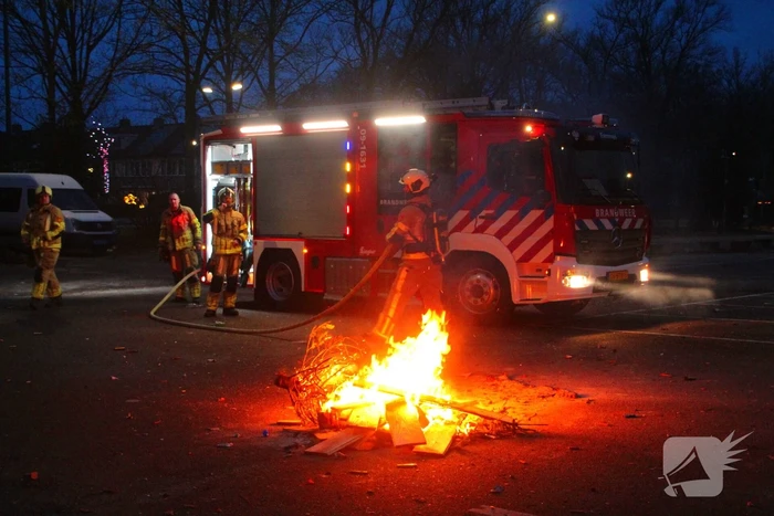 Afvalbrand op parkeerterrein snel geblust