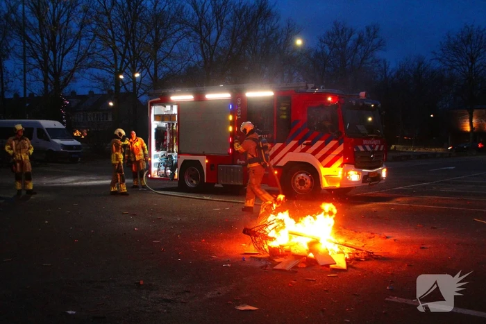 Afvalbrand op parkeerterrein snel geblust