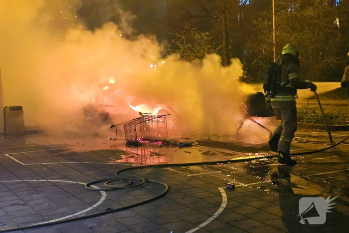 Afval in winkelwagen in brand gestoken