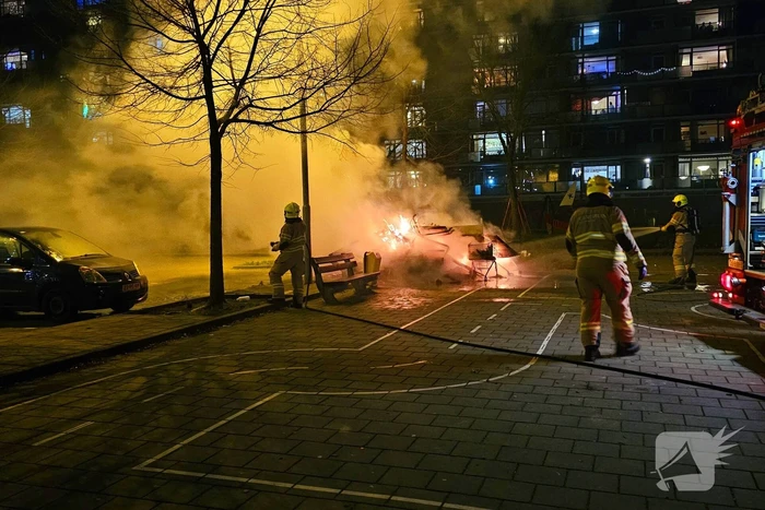 Afval in winkelwagen in brand gestoken