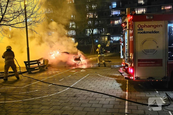 Afval in winkelwagen in brand gestoken