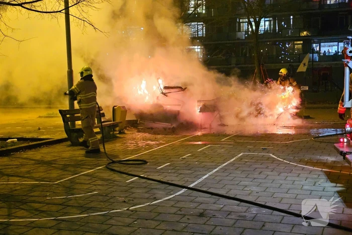 Afval in winkelwagen in brand gestoken