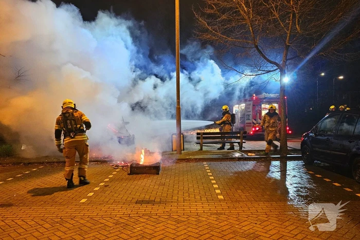 Afval in winkelwagen in brand gestoken