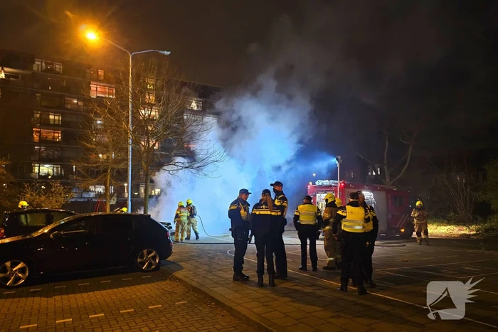 Afval in winkelwagen in brand gestoken