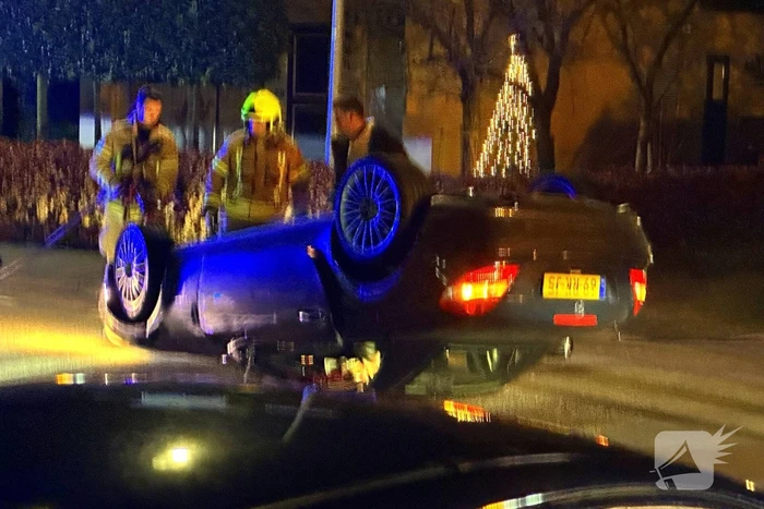 Automobilist vliegt over de kop