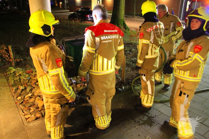 Brandweer blust brandende prullenbak