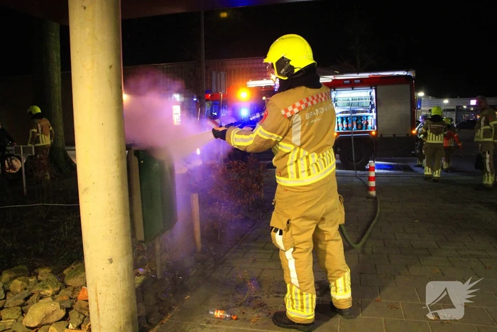 Brandweer blust brandende prullenbak