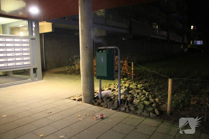 Brandweer blust brandende prullenbak