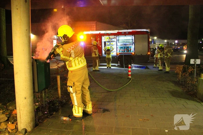 Brandweer blust brandende prullenbak