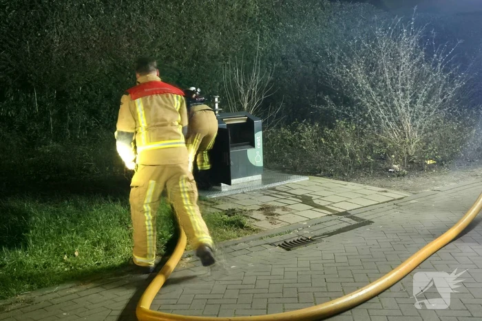 Veel rookontwikkeling bij brand in ondergrondse container