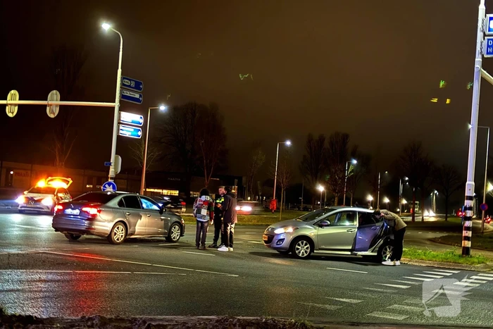 Veel schade bij aanrijding tussen twee voertuigen op kruising