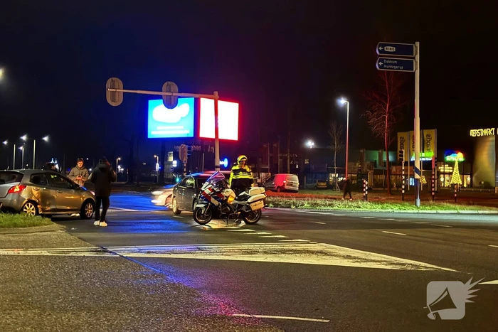 Veel schade bij aanrijding tussen twee voertuigen op kruising