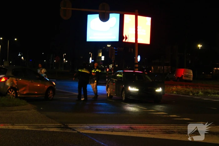 Veel schade bij aanrijding tussen twee voertuigen op kruising