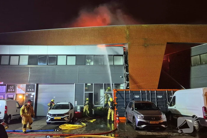 Forse rookwolken bij uitslaande kantoorbrand
