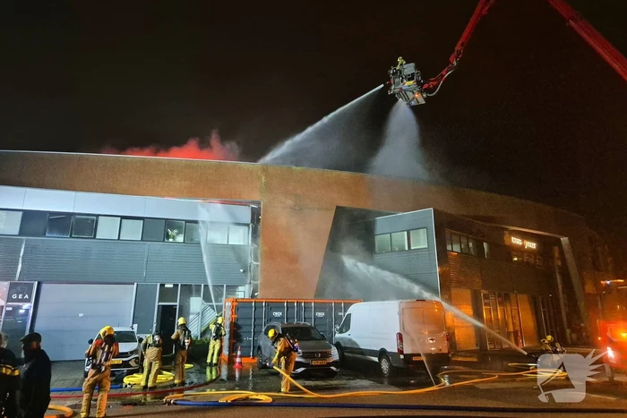 Forse rookwolken bij uitslaande kantoorbrand