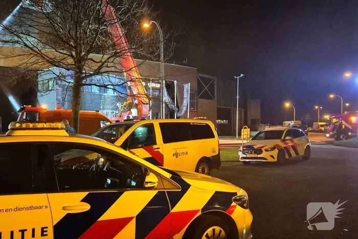 Forse rookwolken bij uitslaande kantoorbrand