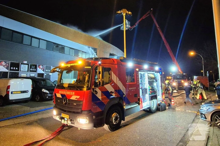 Forse rookwolken bij uitslaande kantoorbrand