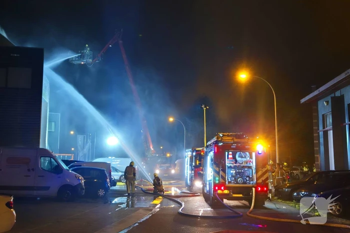 Forse rookwolken bij uitslaande kantoorbrand