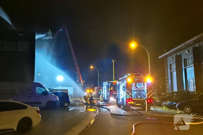 Forse rookwolken bij uitslaande kantoorbrand