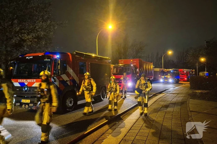 Forse rookwolken bij uitslaande kantoorbrand